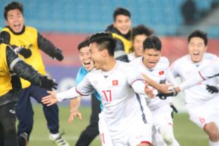 U23 Việt Nam mừng thắng lợi ở sân Thường Châu